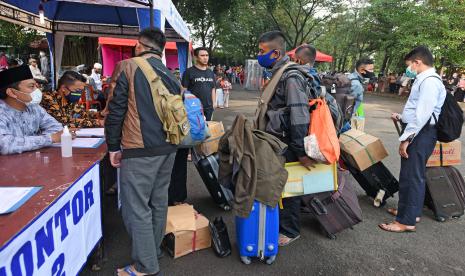 Panitia mendata sejumlah santri Pondok Pesantren Modern Darussalam Gontor asal Banten yang akan kembali ke kampus mereka di Ponorogo di Stadion Maulana Yusuf Serang, Banten, Jumat (19/6/2020). Sebanyak 412 santri Ponpes Modern Darussalam Gontor asal Banten kembali ke kampus mereka di Jatim dengan menggunakan 23 bus untuk melanjutkan pelajaran mereka dengan tetap mengikuti protokol kesehatan.