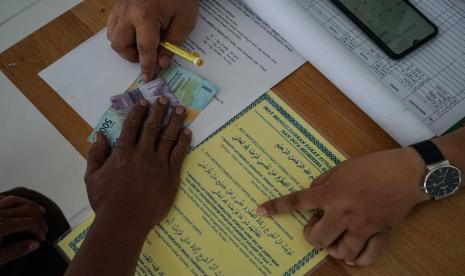 Panitia menerima zakat fitrah dari warga di Masjid Raya Darussalaam, Palangkaraya, Kalimantan Tengah.