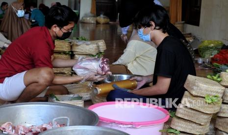 Inilah Waktu Terbaik Berqurban. Panitia mengemas daging hewan kurban yang akan dibagikan di kawasan Padangsambian, Denpasar, Bali, Selasa (20/7/2021). Pemotongan hewan kurban saat Hari Raya Idul Adha 1442 H di kawasan tersebut dilakukan oleh panitia yang telah divaksin COVID-19 dengan jumlah terbatas dan menerapkan protokol kesehatan secara ketat, melarang masyarakat menonton penyembelihan dan membagikan daging kurban langsung ke tempat penerima untuk mencegah terjadinya kerumunan warga. 