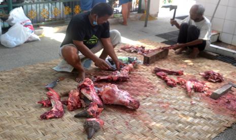 Panitia mengiris daging qurban di Masjid Rotowijayan, Yogyakarta, Ahad (10/7/2022).