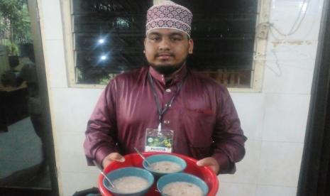 Panitia menunjukkan bubur sup khas India yang identik dengan aroma daging kambing di Masjid Ghaudiyah Medan, Sumatra Utara, Sabtu (25/3/2023).