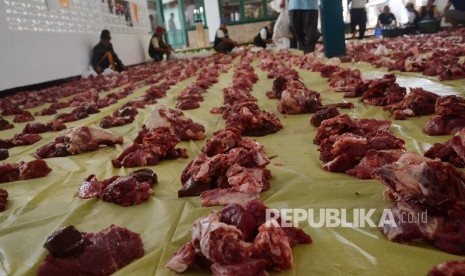 Panitia menyiapkan daging kurban untuk dibagikan (Ilustrasi)