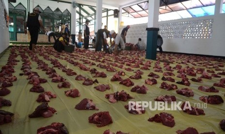 Panitia menyiapkan daging kurban untuk dibagikan di Masjid Fajar Baitullah, Rawapanjang, Bojonggede, Bogor, Senin (12/9).