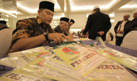 Panitia menyiapkan kartu tanda peserta Munas IX MUI di Surabaya, Jawa Timur, Senin (24/8). 