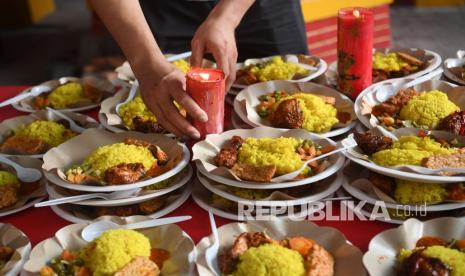 Enam Cara Berbuka Puasa agar Tubuh Sehat di Bulan Ramadhan . Foto: Panitia menyiapkan menu makanan berbuka puasa di Vihara Dharma Bakti, Petak Sembilan, Jakarta, Rabu (6/4/2022). Vihara Dharma Bakti menyediakan ratusan menu makanan buka puasa Ramadhan 1443 H bagi umat muslim di sekitar vihara untuk mempererat persaudaraan dan toleransi antarumat beragama. 