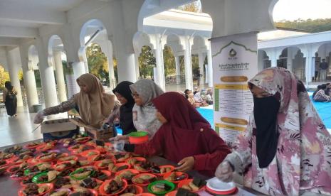 Panitia menyiapkan takjil gratis berbuka puasa di Masjid Jami USK, Kamis (14/3/2024).