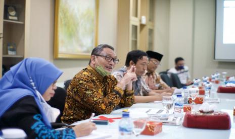 Panitia Muktamar Muhammadiyah ke-48 Nurul Yamin (kedua kiri) memberikan penjelasan saat berkunjung ke kantor Republika di Jakarta, Kamis (11/8/2022). Dalam kunjungannya, Panitia Muktamar Muhammadiyah memberikan informasi mengenai sejumlah kegiatan yang akan diadakan pada rangkaian acara Muktamar Muhammadiyah ke-48. Jokowi akan Buka Muktamar ke-48 Muhammadiyah di Stadion Manahan Solo