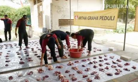 Panitia pembagian daging kurban. Ilustrasi.