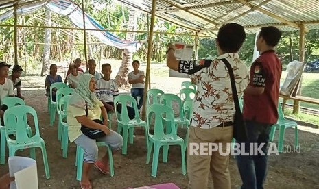 Panitia Pemilihan Luar Negeri (PPLN) menjelaskan tata cara pemungutan suara Pemilu 2019 di salah satu TPS di Mindanao, Filipina, Ahad (14/4/2019). 