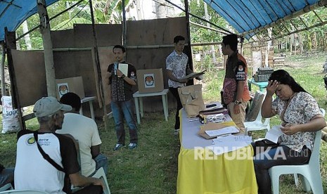 [ilustrasi] Panitia Pemilihan Luar Negeri (PPLN) menjelaskan tata cara pemungutan suara Pemilu 2019 di salah satu TPS di Mindanao, Filipina, Ahad (14/4/2019).