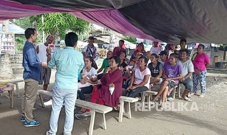 Panitia Pemilihan Luar Negeri (PPLN) menjelaskan tata cara pemungutan suara Pemilu 2019 di salah satu TPS di Mindanao, Filipina, Ahad (14/4/2019). 