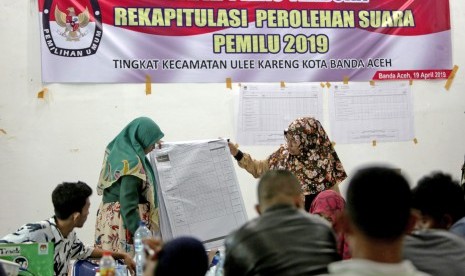 Panitia Pemilihan umum (Pemilu) 2019 melaksanakan rekapitulasi perolehan suara tingkat kecamatan dihadapan saksi dari partai politik di Ulee Kareng, Banda Aceh, Aceh, Selasa (23/4/2019) malam.