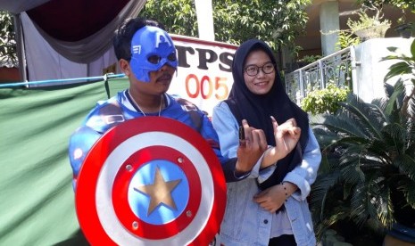 Panitia Pemungutan Suara di TPS 005 Kelurahan Babat Jerawat, Kecamatan Pakal, Surabaya, berpakaian ala super hero di Avenger untuk menarik minat masyarakat menyalurkan hak pilihnya pada Pemilu 2019, Rabu (17/4). Belasan anggota KPPS Surabaya dirawat di RS diduga akibat kelelahan sejak mengawal proses Pemilu 2019.