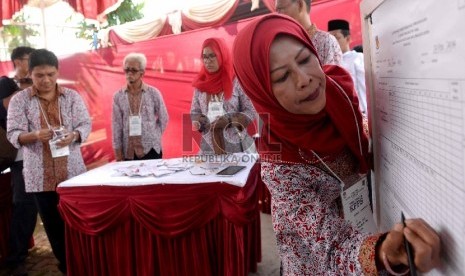 Panitia Pemungutan Suara (PPS) melakukan penghitungan suara (ilustrasi) 