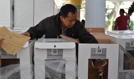 Panitia Pemungutan Suara (PPS) melakukan rekapitulasi hasil penghitungan suara pemilu 2019 di Kecamatan Jombang, Jawa Timur, Selasa (23/4/2019).