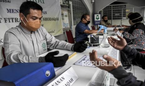 Panitia penerimaan dan penyaluran zakat fitrah menerima pembayaran zakat fitrah di Masjid Pusdai, Kota Bandung.