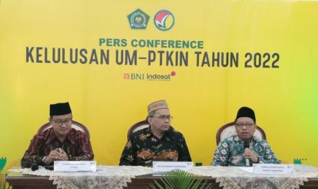 Panitia Penerimaan Mahasiswa Baru (PMB) Nasional Perguruan Tinggi Keagamaan Islam Negeri (PTKIN) saat mengumumkan hasil Ujian Masuk Perguruan Tinggi Keagamaan Islam Negeri (UM-PTKIN) Tahun 2022, Kamis (30/6). Sebanyak 63.717 peserta dinyatakan lulus pada UM PTKIN tahun ini. Kemenag akan Bentuk Sindikasi Media Perguruan Tinggi Keagamaan Islam