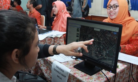 Panitia Penerimaan Peserta Didik Baru (PPDB) tingkat Sekolah Menengah Atas (SMA) Kota Tangerang Selatan melakukan Validasi tempat tinggal calon siswa dengan menggunakan Google Map di SMA 2 Tangerang Selatan, Serpong, Tangerang Selatan, Banten, Selasa (18/6/2019).