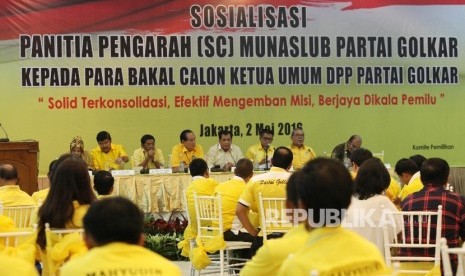  Panitia Pengarah (SC) Munaslub Golkar menggelar sosialisasi Munaslub kepada para bakal calon Ketua Umum DPP Partai Golkar di kantor DPP Partai Golkar, Jakarta, Senin (2/5). (Republika/Rakhmawaty La'lang)