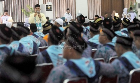     Panitia Penyelenggara Ibadah Haji (PPIH) memberikan pengarahan kepada jamaah calon haji kloter 27 asal Banten saat tiba di Asrama Haji Pondok Gede, Jakarta, Senin (7/9). (Republika/Agung Supriyanto)