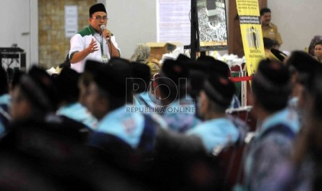  Panitia Penyelenggara Ibadah Haji (PPIH) memberikan pengarahan kepada jamaah calon haji kloter 27 asal Banten saat tiba di Asrama Haji Pondok Gede, Jakarta, Senin (7/9). (Republika/Agung Supriyanto)