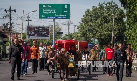 Panitia pernikahan mengawal iring-iringan kereta kuda saat dilakukan simulasi gladi Kirab Kereta Kuda Pernikahan Kahiyang Ayu-Bobby Nasution di kawasan Sumber, Solo, Jawa Tengah (ilustrasi)