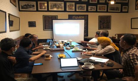 Sebagian panitia persiapan Mubes IKA Unhas melakukan rapat persiapan, Selasa (8/2/2022) di Jakarta.