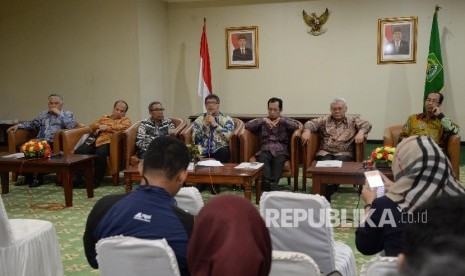  Panitia Seleksi Anggota BPKH Din Syamsuddin, Yunus Husein, Nur Syam, Mulya Siregar, Nasaruddin Umar, Zainulbahar Noor, Aidir Amir Daud (dari kiri-kanan) memberikan keterangan pers di kantor Kemenag, Jakarta, Kamis (19/1).