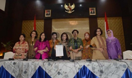 Panitia Seleksi Capim KPK berfoto bersama usai mengumumkan daftar calon pimpinan KPK periode 2015-2019 yang dinyatakan lolos seleksi Administrasi di Gedung Utama Sekretariat Negara, Jakarta, Sabtu (4/7). 