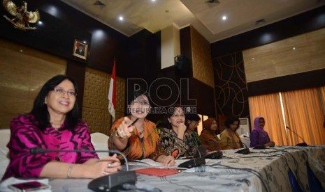 Panitia Seleksi Capim KPK mengumumkan daftar calon pimpinan KPK periode 2015-2019 yang dinyatakan lolos seleksi Administrasi di Gedung Utama Sekretariat Negara, Jakarta, Sabtu (4/7). 