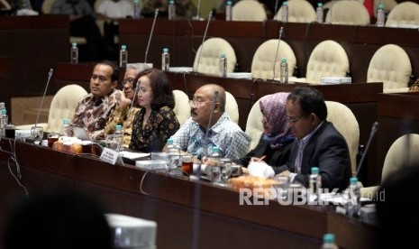  Panitia Seleksi KPU-Bawaslu (dari kiri) Nico Harjanto, Betti Alisjahbana, Hardjono, Ramlan Surbakti, Vaila Sinka Subekti dan Komaruddin Hidayat menghadiri Rapat Dengar Pendapat Umum (RDPU) dengan Komisi II di komplek Parlemen Senayan, Jakarta, Kamis (30/3). 