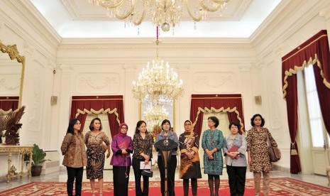 Panitia Seleksi pimpinan Komisi Pemberantasan Korupsi (KPK) yang terdiri dari praktisi dan akademisi berbagai bidang memberikan keterangan kepada wartawan usai bertemu dengan Presiden Joko Widodo di Istana Negara, Jakarta, Senin (25/5).