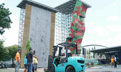 Panitia terus berbenah menyiapkan lokasi untuk  panjat tebing di komplek stadion Mandalakrida yang akan digunakan untuk Kejurnas Panjat Tebing XVI yang berlangsung Senin-Sabtu (20-25 November 2017).