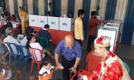 Panitia TPS 2 Kelurahan Belakang Pondok, Kota Padang menampilkan kesan budaya Minang, Tiongkok dan India saat hari  pencoblosan Pemilu Serentak, Rabu (17/4).