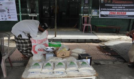 Panitia zakat fitrah menyusun beras zakat di halaman Masjid.