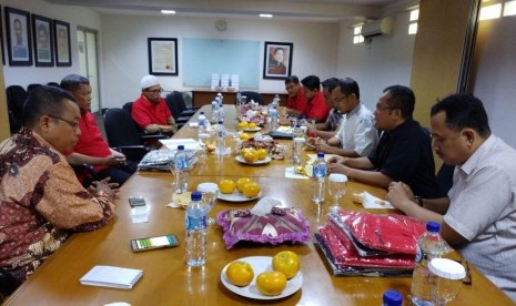 Panitia Zikir Nasional Republika 2017 mengadakan silaturahim dengan tim Majelis Az-Zikra dan Masjid At-Tin di kantor harian Republika Jakarta, Selasa (12/12).