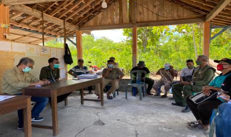 Panjangnya rantai suplai usaha hutan berbasis masyarakat dan konsumen akhir dalam industri kehutanan kerap menjadi penyebab nilai ekonomi yang diterima masyarakat kurang optimal. Pendekatan pasar (market driven approach) memberikan solusi atas problema ini. Model pendekatan seperti ini yang tengah dikembangkan KLHK bersama Multi-stakeholders Forestry Programme Tahap 4 (MFP4).