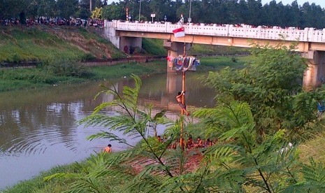 Panjat pinang di pinggir kali BKT