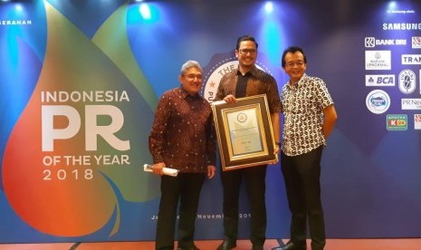 Panji Himawan, Corporate Communication & Public Affair Division Head dan Ahmad Soemawisastra, Head of Media Relation & Internal Communication Sinar Mas Land menerima penghargaan Corporate Communication Team Of The Year 2018 dari Kemal Effendi Gani, Group Chief Editor MIX Magazine. Jakarta (01/11).