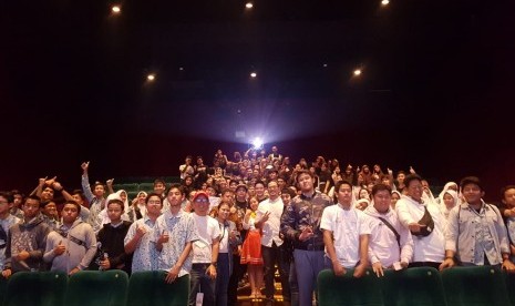 Panji Himawan (Corporate Communications & Public Affairs Division Head Sinar Mas Land) bersama Aryanto Yuniawan (CEO dan Sutradara MSV Studio) berfoto bersama siswa dan siswi SMA usai nonton bareng dan membahas film animasi Battle of Surabaya di XXI The Breeze, BSD City, Sabtu 23/11/19. Acara Nobar film animasi ini diselenggarakan melalui program Satu BSD (Silaturahmi Antar Umat melalui program Berdikari, Sehat dan Damai) dengan mengundang ratusan siswa SMA dari BSD City dan sekitarnya.