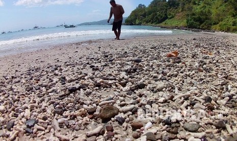 Panorama pantai Pulau Kunti di kawasan Geopark Ciletuh, Kabupaten Sukabumi