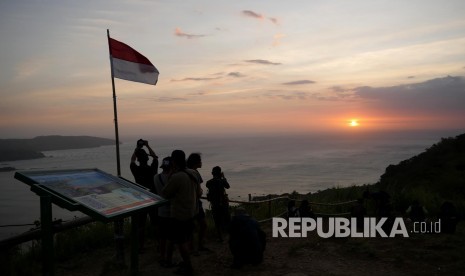 Panorama Puncak Darma di kawasan Geopark Ciletuh, Kabupaten Sukabumi, Jumat (4/8). 