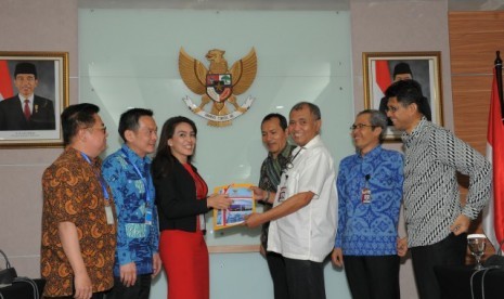 Pansus Pelindo II serahkan hasil audit BPK kepada KPK.