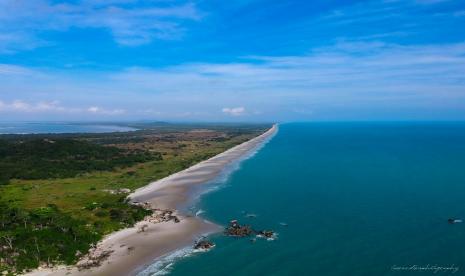 Pantai Bangka Belitung. Pantai Tikus Emas menjadi daya tarik wisata alternatif bagi masyarakat dan wisatawan yang berkunjung ke Provinsi Kepulauan Bangka Belitung