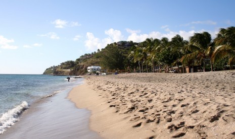 Pantai berpasir putih di St Kitts dan Nevis.