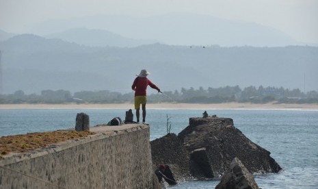 Pantai Dermaga Santolo, wisata bahari di Garut Selatan, Jawa Barat.