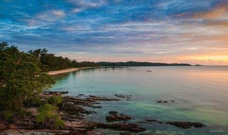 Pantai di Provinsi Bangka Belitung. Memasuki era new normal, Babel siap menerima wisatawan dengan menerapkan protokol kesehatan di semua sektor yang berkaitan dengan kegiatan pariwisata.