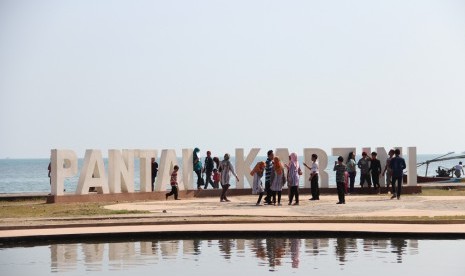 Pantai Kartini, Jepara (Dok). Sejak pandemi, kawasan wisata Pantai Kartini Jepara masih ditutup pada hari kerja mulai Senin hingga Jumat, sedangkan Sabtu dan Ahad dibuka dengan penerapan protokol kesehatan ketat.