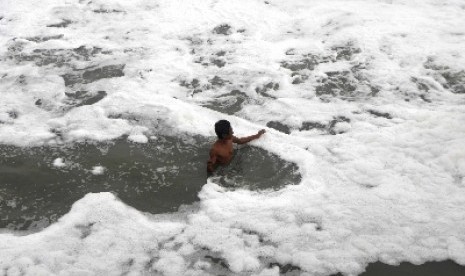 Pantai Kenjeran yang dipenuhi limbah.