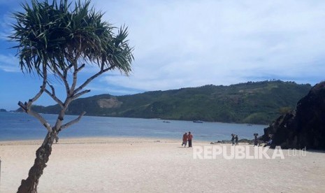 Pantai Kuta di kawasan ekonomi khusus (KEK) Mandalika, Kabupaten Lombok Tengah, NTB.